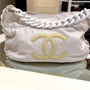 Chanel white lambskin bag. Wide resin chain.